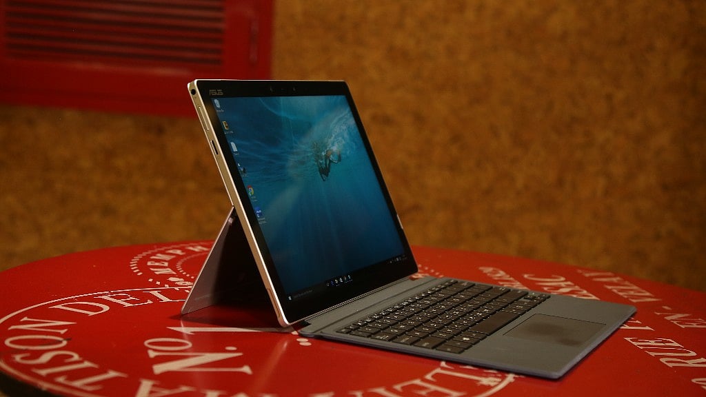 Asus Transformer Pro 3 is a 2-in-1 in the mould of Microsoft’s Surface Pro. (Photo: Shiv Kumar Maurya/<b>The Quint</b>)