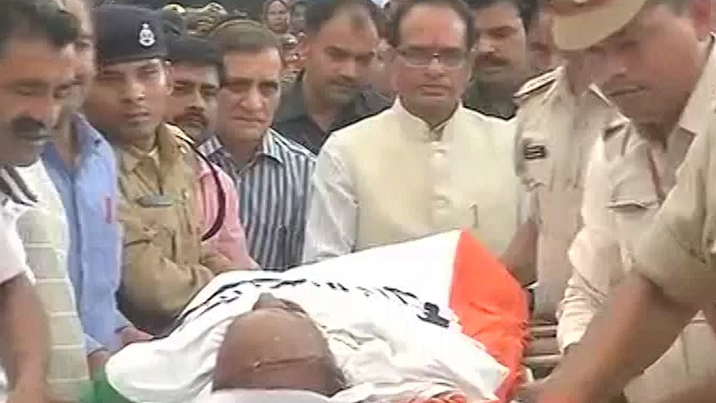 CM Shivraj Singh Chouhan pays tribute to head constable Ramashankar Yadav (Photo: ANI screengrab)