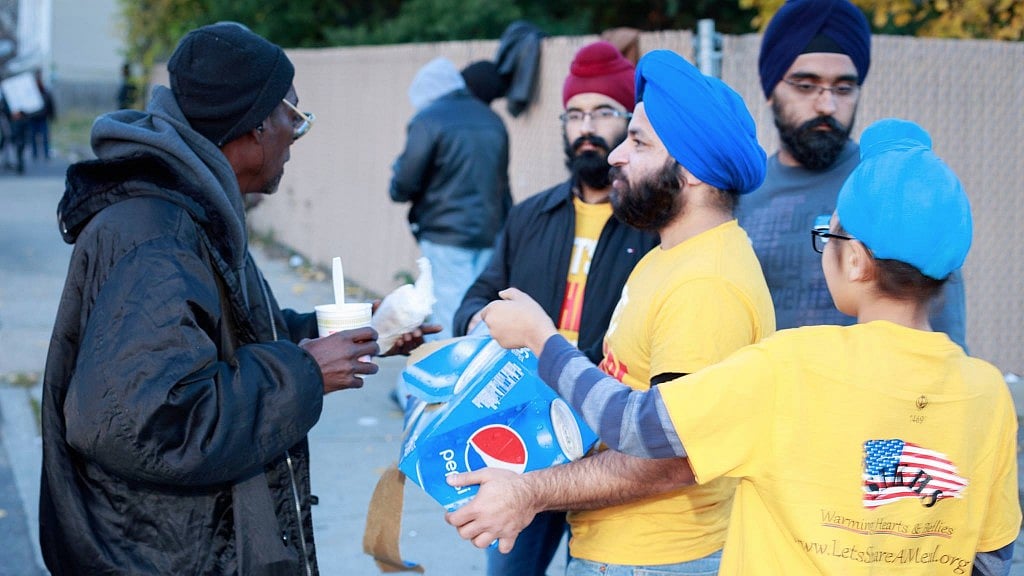 Let’s Share a Meal. (Photo Courtesy: Facebook/<a href="https://www.facebook.com/Nanak-Naam-Jahaj-Gurudwara-of-Jersey-City-NJ-620131541357068/">Nanak Naam Jahaj Gurudwara of Jersey City, NJ</a>)
