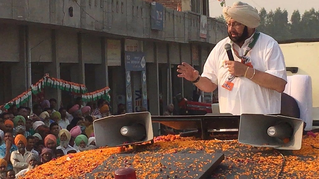 File photo of Captain Amarinder Singh addressing a crowd at Chandigarh. (Photo: <b>The Quint</b>)