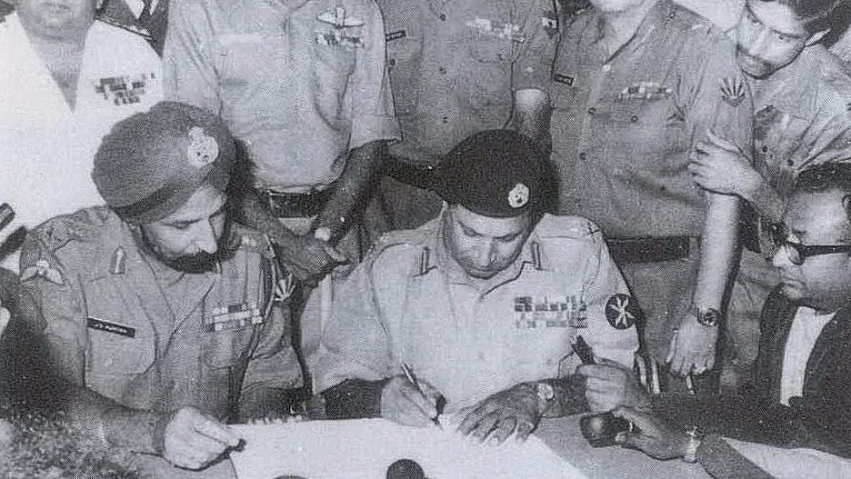 <div class="paragraphs"><p>Lt General Auroa of Indian Army and Lt General Niazi of Pakistan army signing the instrument of surrender. </p></div>