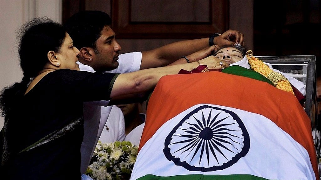 Sasikala pays tribute
to late Tamil Nadu Chief Minister J Jayalalithaa at Rajajai Hall in Chennai.
(Photo: AP)&nbsp;