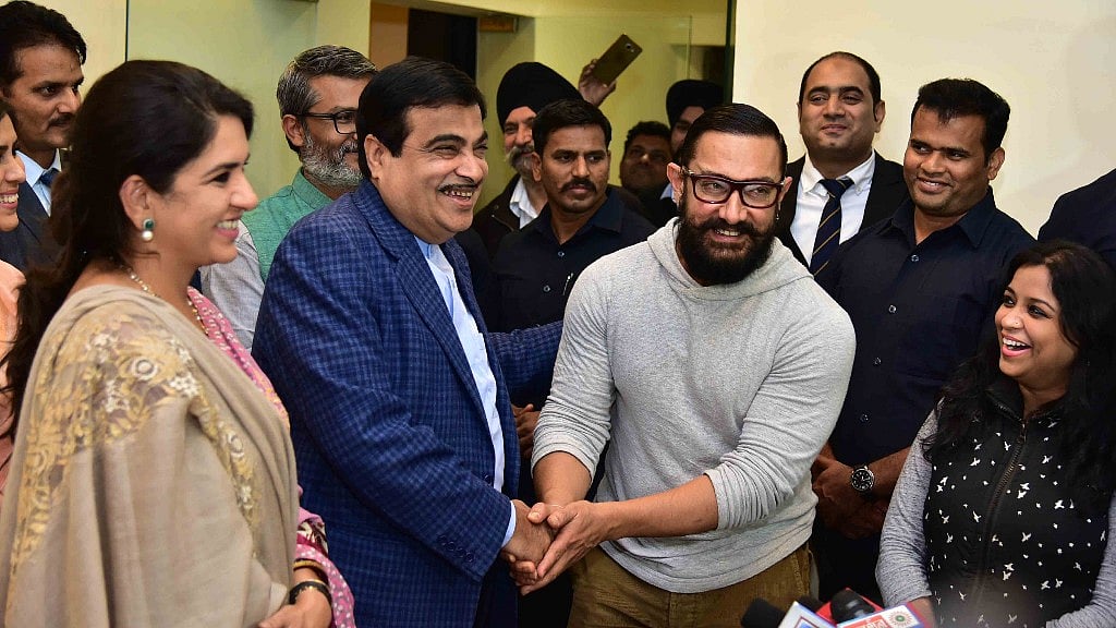 Nitin Gadkari greets Aamir Khan as Shaina NC (left) looks on. (Photo: &nbsp;Yogen Shah)