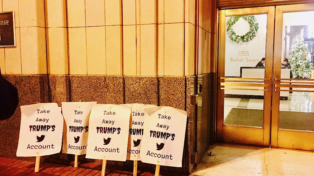 Placards saying ‘Take down Donald Trump’s twitter account’. (Photo: <b>The Quint</b>)