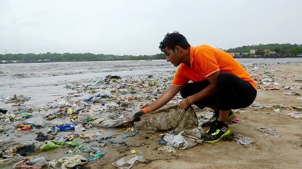 Afroz Shah cleaned massive amounts of platic from Mumbai’s Versova beach. (Photo Courtesy: Facebook/ <a href="https://www.facebook.com/Mumbai.usconsulate/photos/a.443000376412.237302.191483281412/10154574077471413/?type=3&amp;theater">US Consulate General Mumbai</a>)