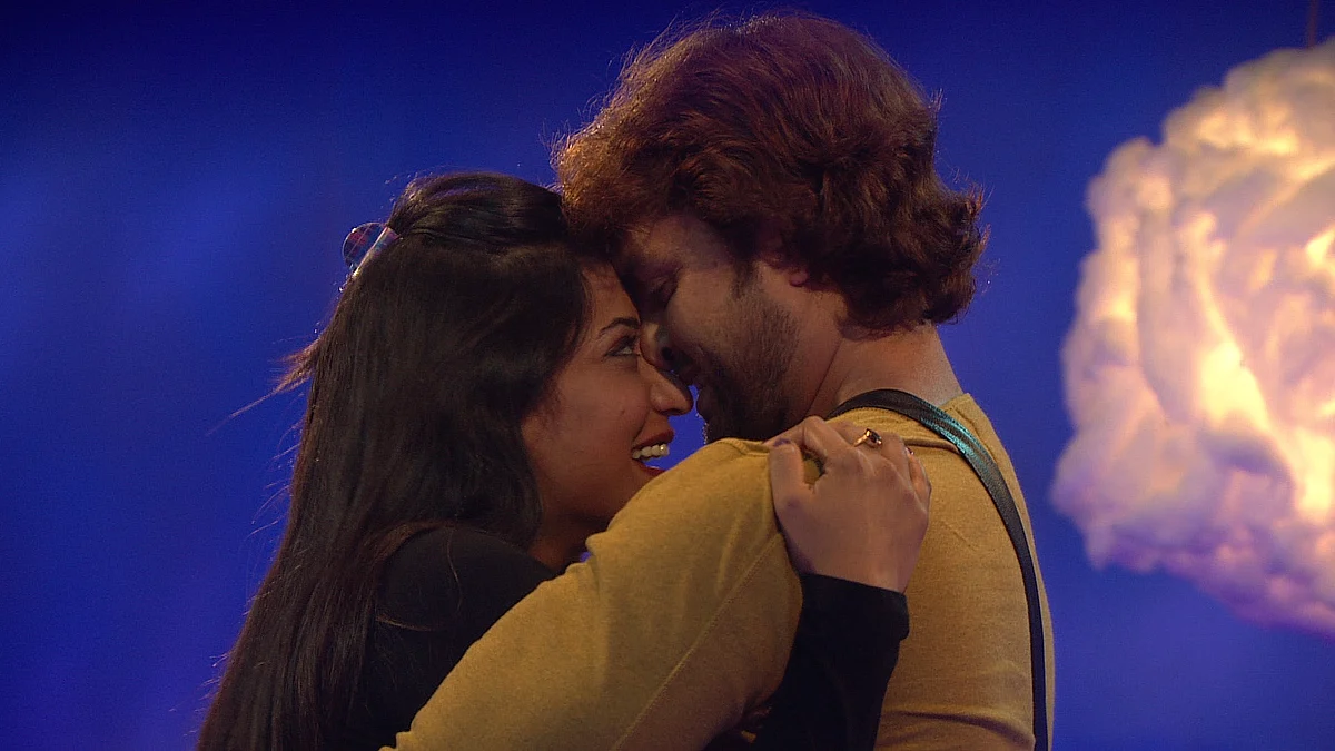 Vikrant proposes to Mona and she says yes! (Photo courtesy: Colors TV)
