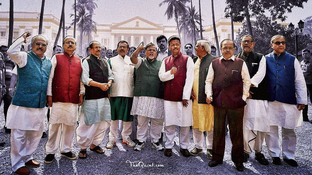 TMC MLAs protest outside the Raj Bhavan in Kolkata, 4 January, 2017. (Photo: <b>The Quint</b>)