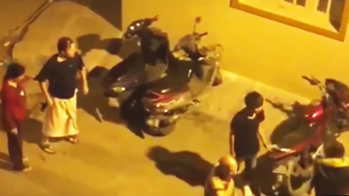 Netizens were left infuriated after the incident and took to social media platforms to express displeasure and anger. (Photo Courtesy: <a href="https://www.youtube.com/watch?v=pl_nhWN_Tb4">YouTube Screengrab</a>)