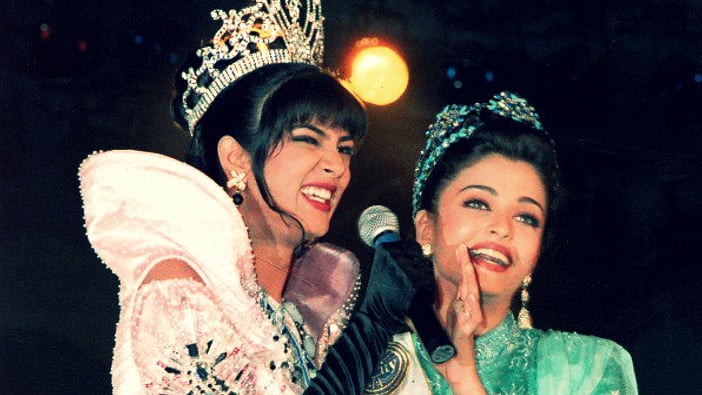 Living the glory of their crowns: Sushmita Sen and Aishwarya Rai. (Photo courtesy: Twitter/<a href="https://twitter.com/feminamissindia">@<b>feminamissindia</b></a>)