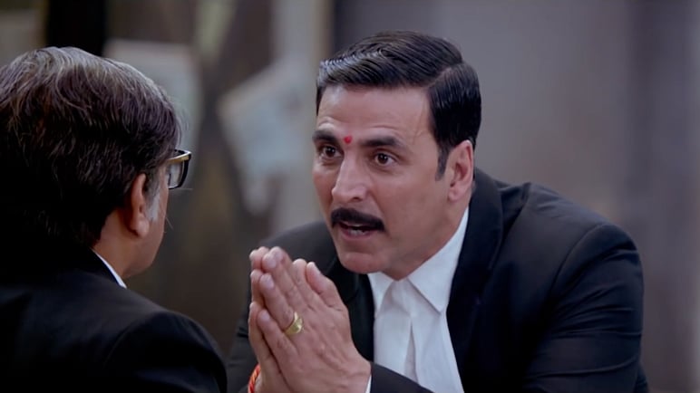 Annu Kappor and Akshay Kumar in a scene from Jolly LLB2 (Photo courtesy: YouTube/ForStarHindi)