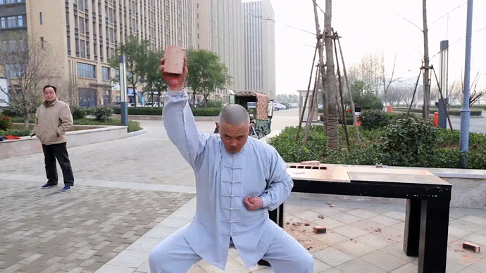 Iron crotch Kung Fu in china (Gif: <b>The Quint</b>)