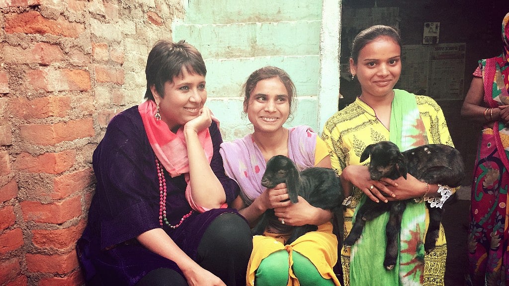 Barkha talks to two sisters in a village near Kanpur about the real problems they face: restrictions on going to school, no proper toilet facilities, and indifferent politicians. (Photo: <b>The Quint</b>)