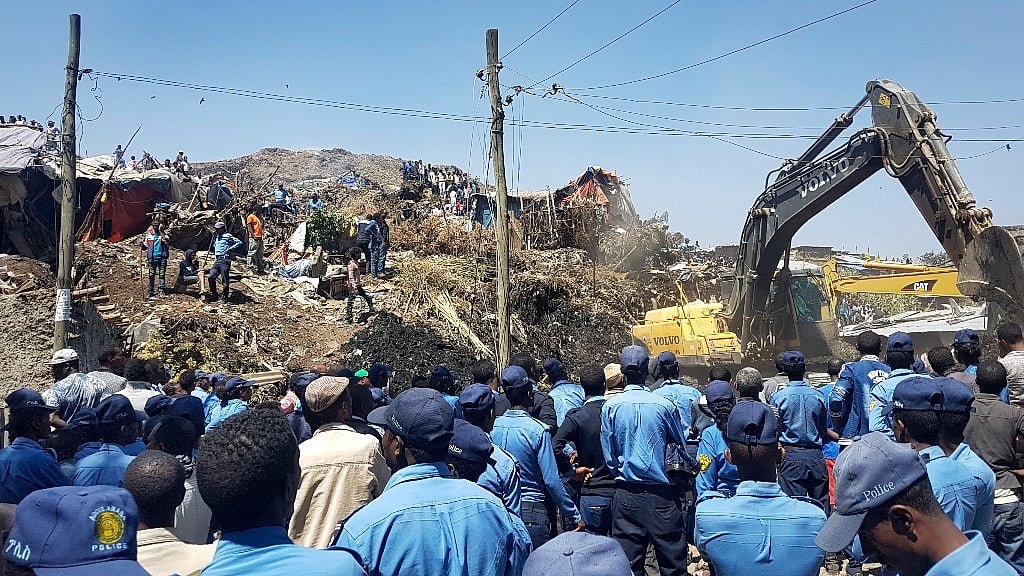 A mountain of trash gave way at the Koshe Garbage Landfill. (Photo: AP)