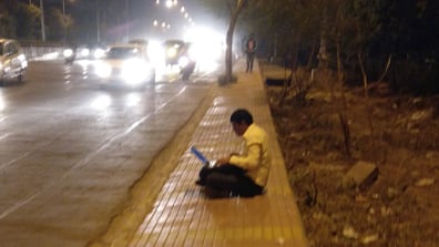 A man on a footpath with his laptop. (Photo: Twitter)