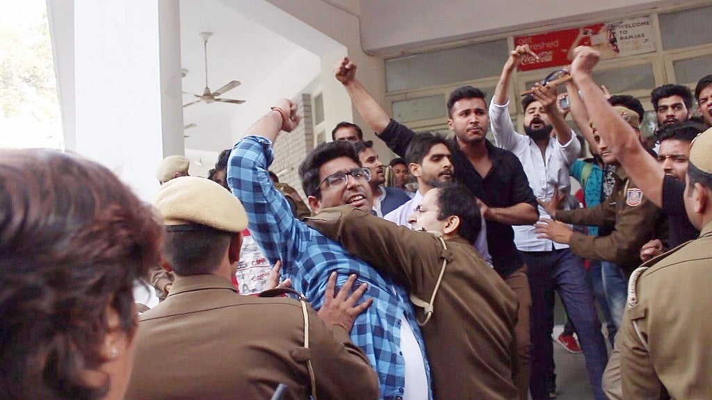 Students protesting at Delhi University Campus. (Photo: Debalin Roy and Piyush Nagpal/<b>The Quint</b>)