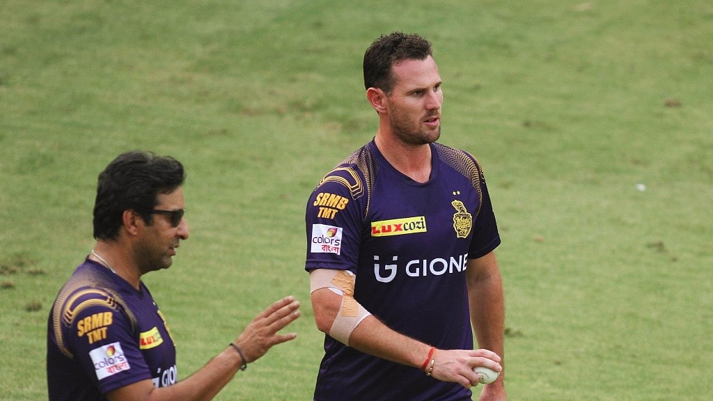 Kolkata Knight Riders player Shaun Tait and coach Wasim Akram during a practice session at Feroz Shah Kotla Stadium, in New Delhi on 24 May 2016. (Photo: IANS)