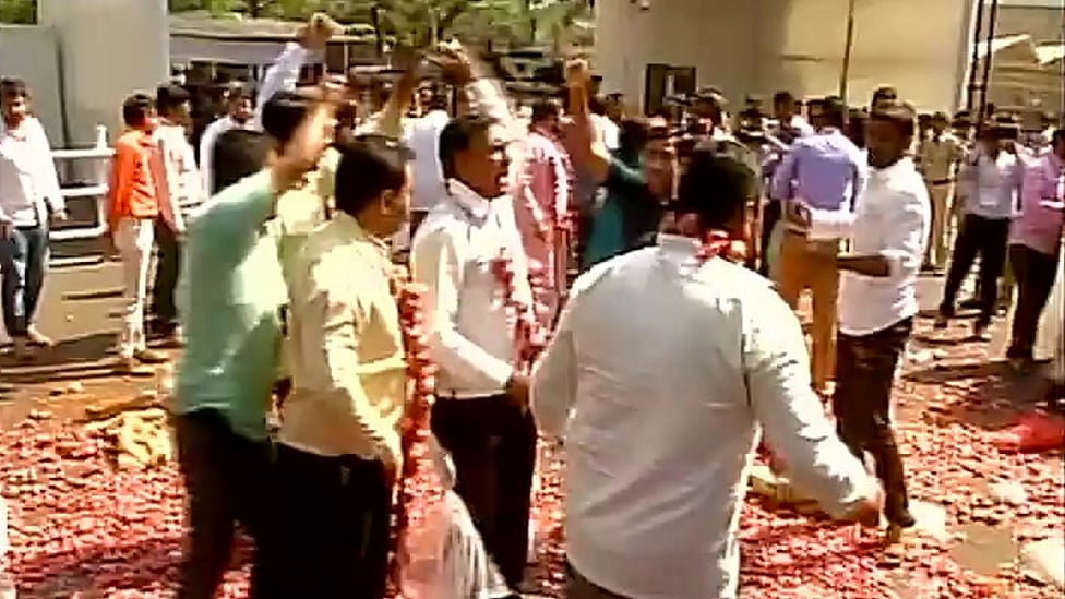 Protestors throwing onion and tur daal outside Maharashtra assembly (Photo Courtesy: ANI videograb)
