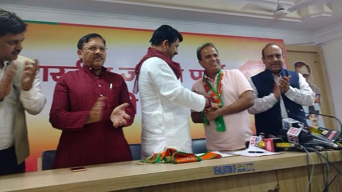

Ved Prakash joined the BJP at its Delhi unit office in the presence of Delhi BJP president Manoj Tiwari. (Photo Courtesy: Twitter/<a href="https://twitter.com/BJP4Delhi/status/846246521033043968">@BJP Delhi</a>)
