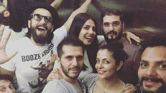 The <i>Dil Dhadakne Do</i> reunion selfie. (Photo courtesy: <a href="https://www.instagram.com/p/BTN6t7ygcJb/?taken-by=priyankachopra">Instagram/ priyankachopra</a>)
