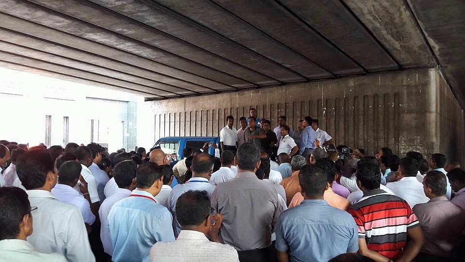 Protestors gather under an overpass in Colombo (Photo Courtesy: Facebook/<a href="https://www.facebook.com/groups/ceypetco/?fref=nf">Ceylon Petroleum Corporation</a>)