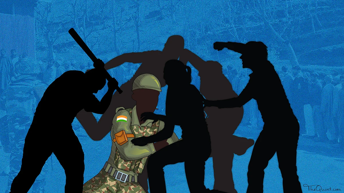 Kashmiri youth assault  CRPF Jawans (Photo: <b>The Quint</b>)
