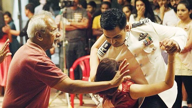 Mani Ratnam directs a shot on the sets of <i>Kaatru Veliyidai</i>. (Photo courtesy: <a href="https://twitter.com/RgvZoomOut_/status/846635690137980928">Twitter/ @RGVZoomOut</a>)