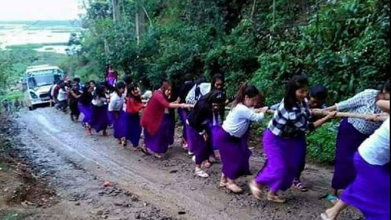 

This photo of girls pulling the bus out of mud has gone viral on social media. (Photo Courtesy: Twitter/<a href="https://twitter.com/liklasa/status/857232840303542272">liklasa</a>)