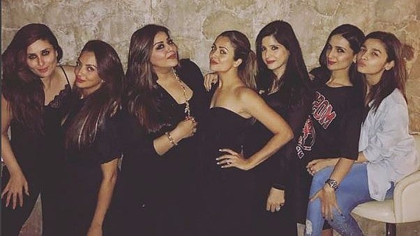 Kareena Kapoor, Alia Bhatt, Amrita Arora and gang party hard. (Photo Courtesy: Instagram/<a href="https://www.instagram.com/p/BTMz81eDxwC/?taken-by=amuaroraofficial&amp;hl=en">@amuaroraofficial</a>)
