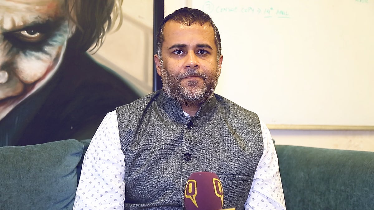 Chetan Bhagat takes criticism with a pinch of salt. (Photo: The Quint)