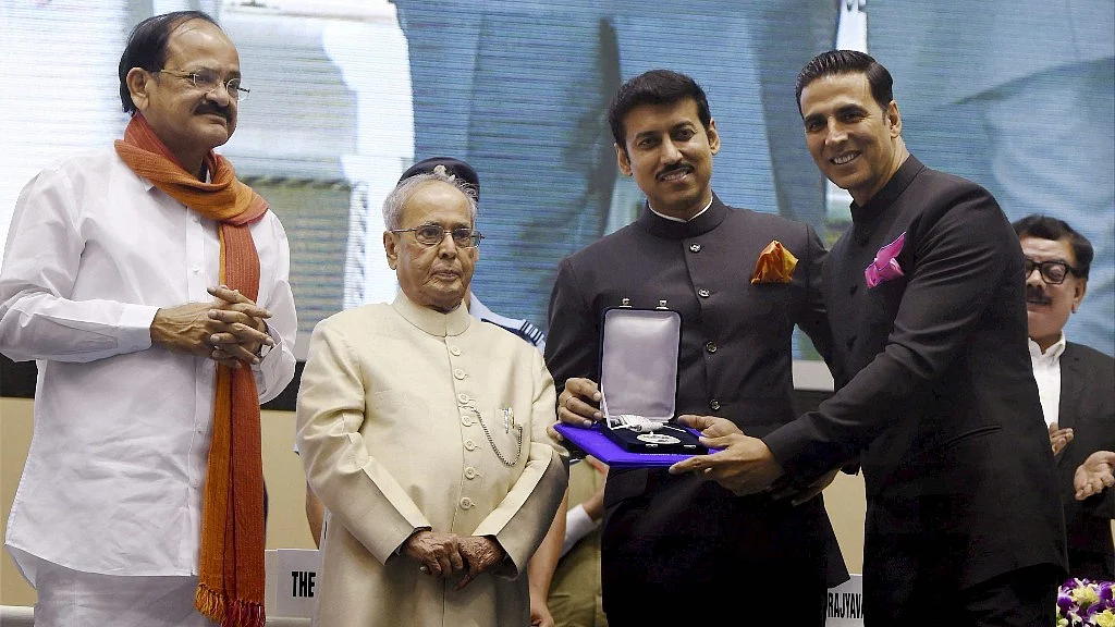 Akshay Kumar receives his award. (Photo courtesy: ANI)