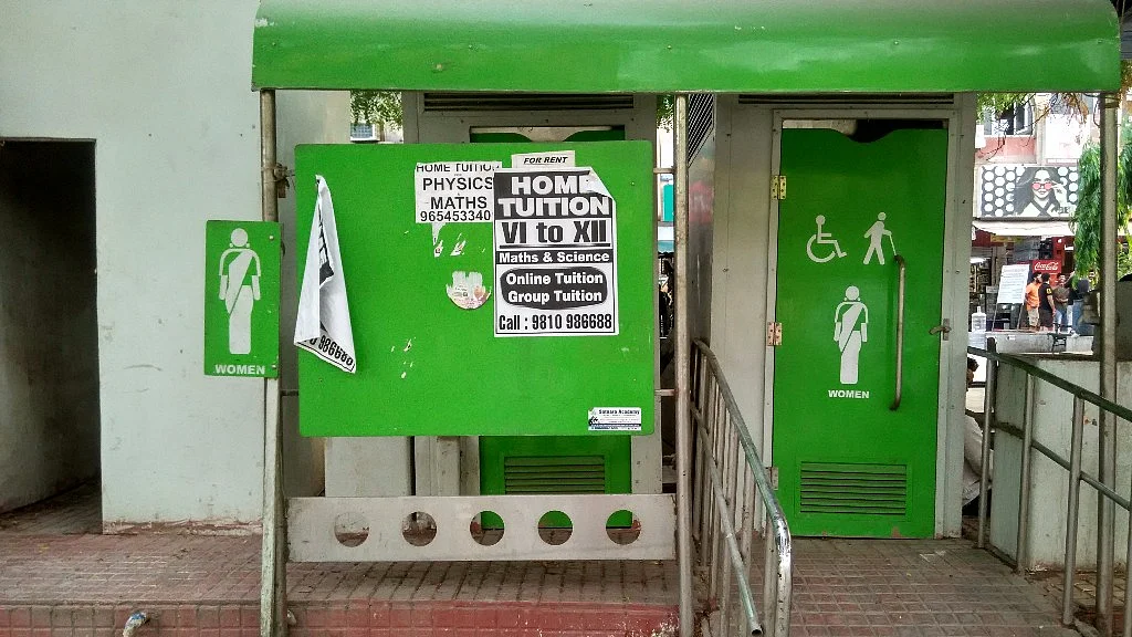 A public urinal at a local market in Mayur Vihar. (Photo: Malavika Balasubramanian/<b>The Quint</b>)
