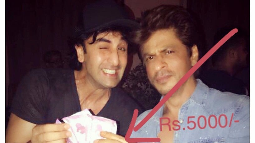 An ecstatic Ranbir Kapoor takes Rs 5,000 from Shah Rukh Khan. (Photo courtesy: <a href="https://twitter.com/iamsrk/status/876009848625745921">Twitter/ @iamsrk</a>)