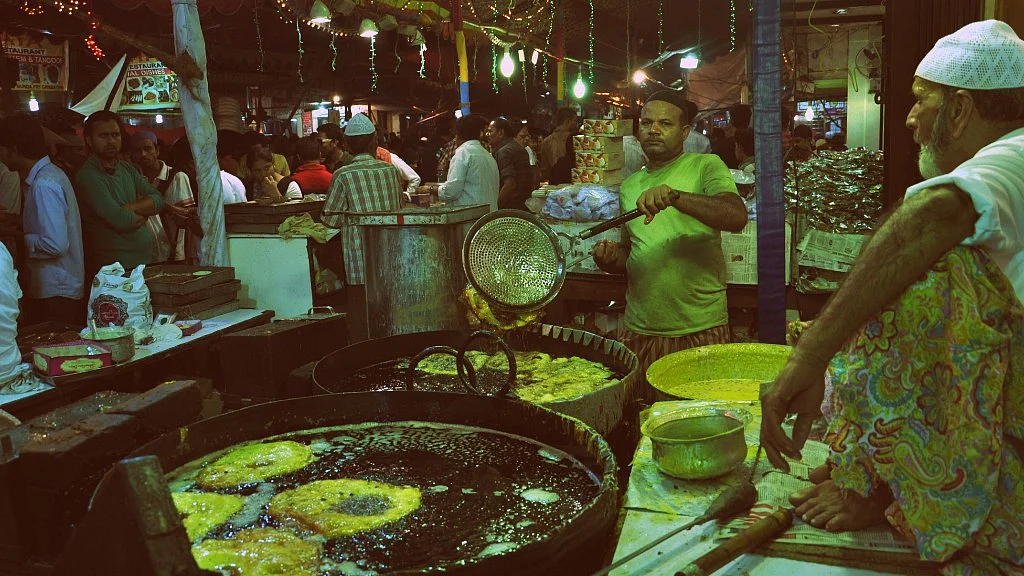 A walk down Mohammed Ali Road is a must for a foodie. (Photo courtesy: Wikimedia Commons)