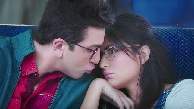 Ranbir Katrina in ‘Ullu ka Pattha’. (Photo Courtesy: YouTube/T-Series)
