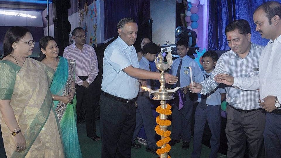 IAS Officer KK Khandelwal (Photo Courtesy: <a href="https://www.facebook.com/shardaglobalschool/photos/p.1244793125546113/1244793125546113/?type=1&amp;opaqueCursor=Abr_lyRiZHLzQJn9FdHrhjuogG4EzwIg0Q8nNS-y4Y3ehtv4MaHN2SavCx3Cdo6HlouHojW447Cd74tIFncSw46TZLuJJjg_h-MluTbvjmUrq5J4S6dfriyjOBpxu6gdkm1GcEsmSS3Ho1H3YqOTqqB-rhRGUPPNoN1pnFhJxwbg0R1nzDB4AlXXOuhMnah6kBwKqQn8acFGafyGcMtc9FvKGgq8EwZBMaoi6dkcVyf7sOzPYnx9HWbtmN4XIxqECOvqEkYcgVHFiwm3KRKXy7njtio0Zs3JM8hiAmuH3PjD240EnBGWzQh3jj4gzqyU634Y_rgtWN_UA716weySjferOTnJbtSd9NFSdbMWquJQ68wAVwIilRMtp0aYvhPLeyBipvsWwX5XhG5L2WDbBrpvptup8Wl9QSpnMfy2_vy4nA&amp;theater">Facebook</a>)