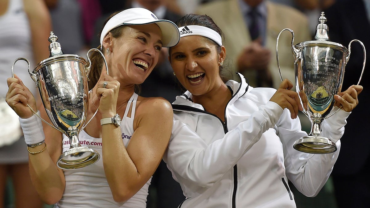 Martina Hingis (L) and Sania Mirza (R) celebrate after winning the ladies’ doubles title at Wimbledon in 2015.&nbsp;
