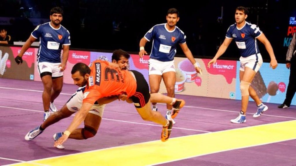 Dabang Delhi KC in action against U Mumba in the fourth season of Pro Kabaddi League.