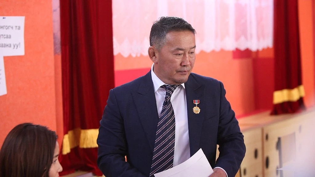 Mongolian presidential candidate Khaltmaa Battulga of the Democratic Party casts his vote at a polling station during the second round of presidential elections in Ulaanbaatar, Mongolia, 7 July 2017.&nbsp;