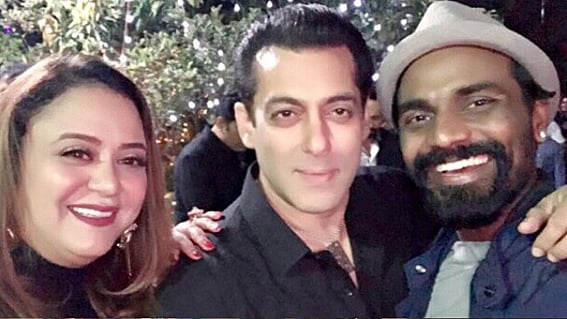 Salman Khan poses with director-choreographer Remo D’souza and his wife at an event.&nbsp;