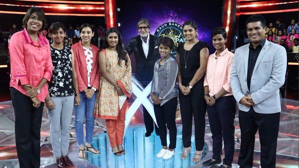 The Indian women’s cricket team with Amitabh Bachchan on the sets of <i>Kaun Banega Crorepati 9</i>.