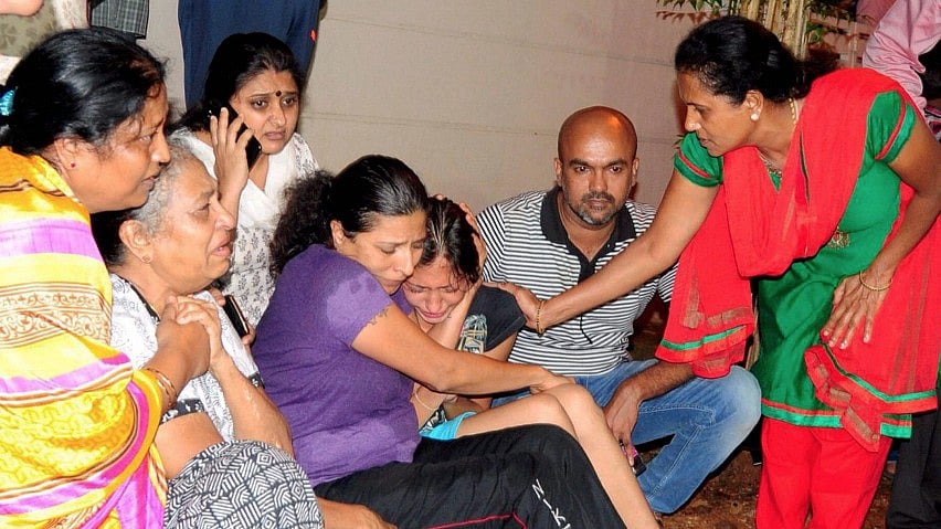  Relatives mourn the death of journalist Gauri Lankesh, who shot dead by miscreant at her residence in Bengaluru on Tuesday. Lankesh was the editor of a weekly Kannada magazine.