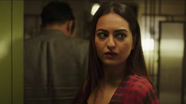 Sonakshi Sinha looks on as she lets a bloody Sidharth Malhotra pass by.&nbsp;