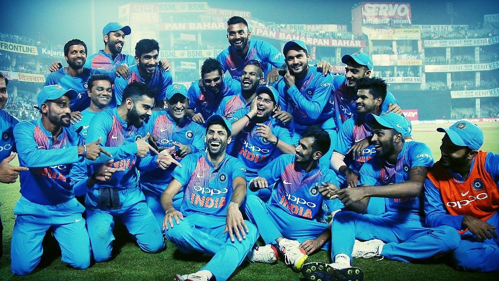 Team India celebrate after winning Ashish Nehra’s final game.