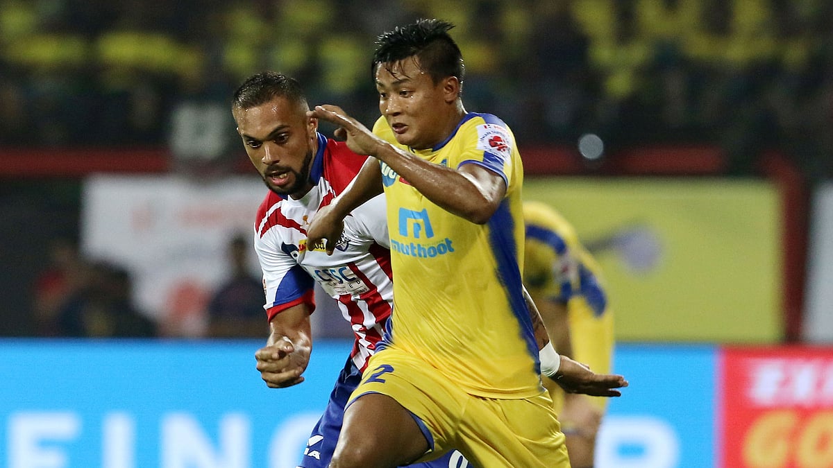 Milan Singh of Kerala Blasters FC and Robin Singh of Atletico de Kolkata FC.