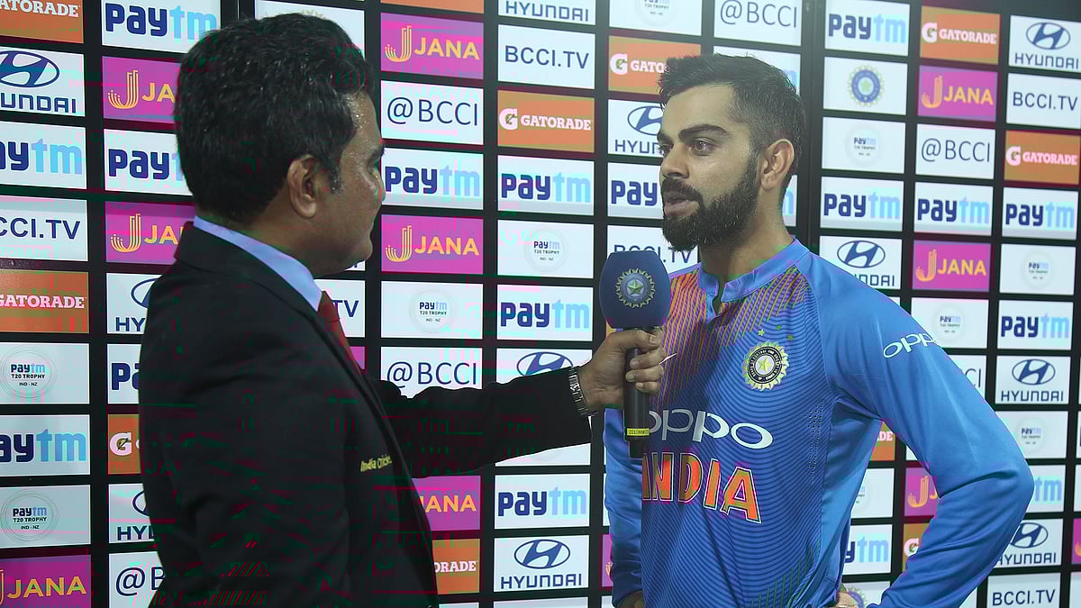 Virat Kohli speaks to Sanjay Manjrekar after the third T20 against New Zealand.