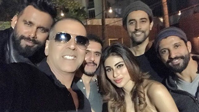 <p>Akshay Kumar, Mouni Roy, Farhan Akhtar, Ritesh Sidhwani &amp; Kunal Kapoor at the <i>Gold </i>wrap-up party.</p>
