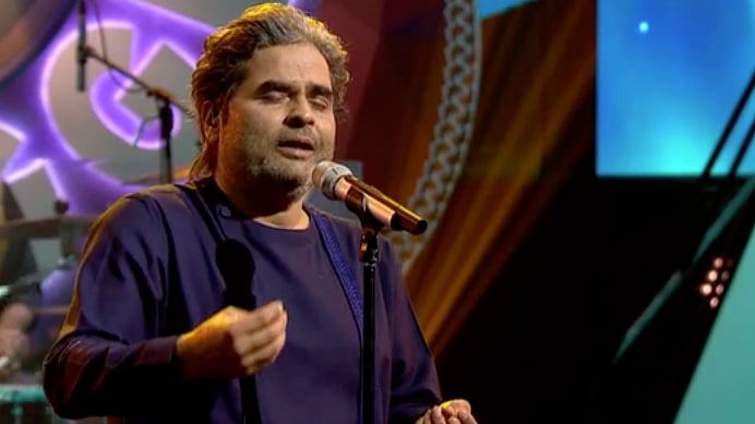 Vishal Bhardwaj performs<i> </i>on<i> MTV Unplugged India S7 .</i>