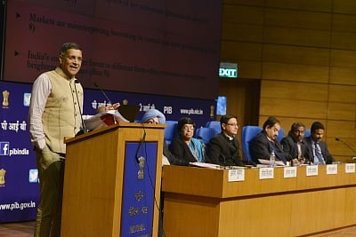 New Delhi: Ã¢Â€Â‹Ã¢Â€Â‹Ã¢Â€Â‹Chief Economic Advisor (CEA) Arvind SubramanianÃ¢Â€Â‹ presents Ã¢Â€Â‹Economic Survey 2017-18Ã¢Â€Â‹ in New Delhi on Jan 29, 2018. (Photo: IANS)