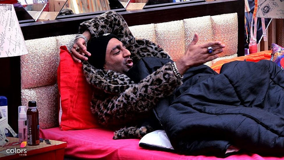 Akash Dadlani gets into a heated argument with housemates.