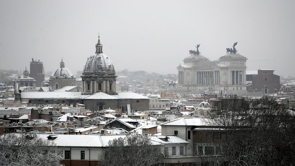 A view of Rome’s snow-capped skyline, with the Monument of the Unknown Soldier seen at right, after a snowfall, Monday, 26 February, 2018.&nbsp;